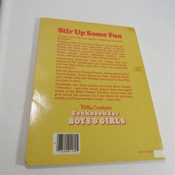 Betty Crocker's Cookbook for Boys & Girls 70s - Picture 2 of 16